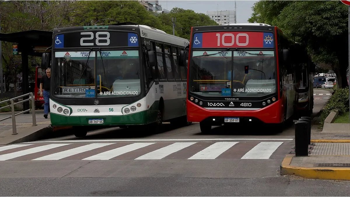 🔴Las cámaras de transporte desmintieron al Gobierno por la circulación de colectivos Seguí el minuto a minuto 👇 eldestapeweb.com/politica/javie…