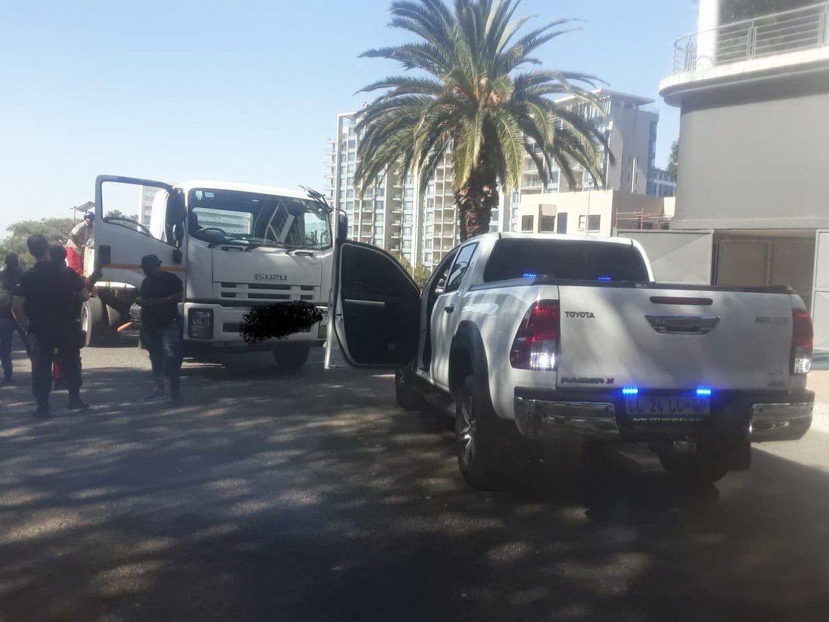While conducting crime prevention operations in and around Eldorado Park, authorities received information about a hijacked truck. Wardens, along with members of SAPS and GTP, swiftly responded to recover the vehicle. 

#bootsontheground #GrowingASaferGauteng