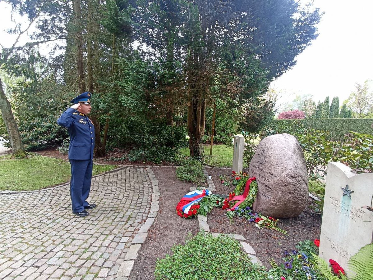 Sejrsdagen 9. maj.
Den 9. maj lagde militærattaché V. A. Grekov i anledning af 79-årsdagen for sejren i Den Store Fædrelandskrig en krans ved monumentet for de sovjetiske soldater og deltagere i Den Store Fædrelandskrig, der blev rejst i 1946, på byens kirkegård i Aarhus.