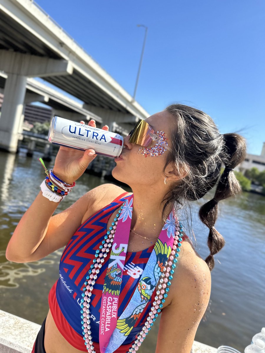 mparis10's tweet photo. @MichelobULTRA My last ultra tasting like a mouth full of JOY (and glitter 😉) https://t.co/iu2vH0VEet