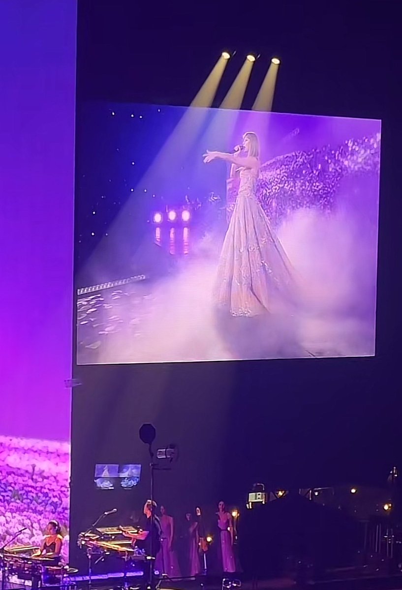 SPEAK NOW ERA INTRO HAS CHANGED AND SHE BROUGHT DANCERS AND NEW BACKGROUND FOOTAGE, ALSO NEW WHITE DRESS 🤍 #ParisTSTheErasTour