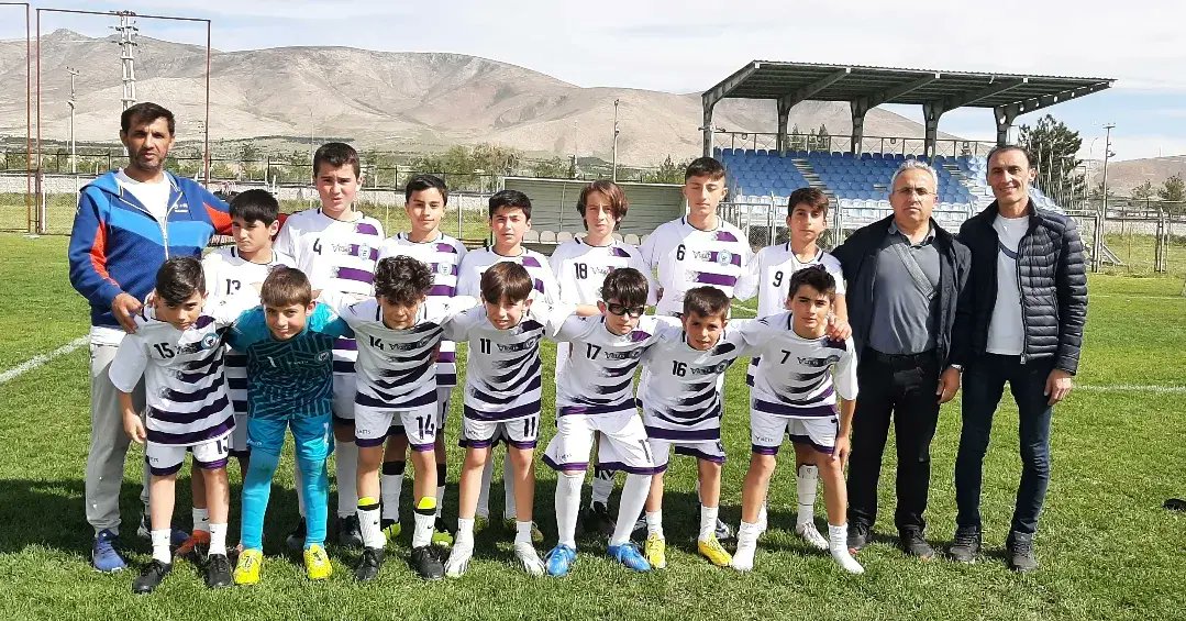 Okulumuz ,Niğde'de yapılan Okul Sporları Küçük Erkekler Türkiye Şampiyonası Yarı Final müsabalarındaki ilk maçında Bursa Nilüfer Sadettin Türkün ortaokulunu 6-1 yenerek turnuvaya güzel bir başlangıç yaptı.Antrenör,öğrenci ve velilerimizi yürekten kutluyorum.♥️🧿👏🏆