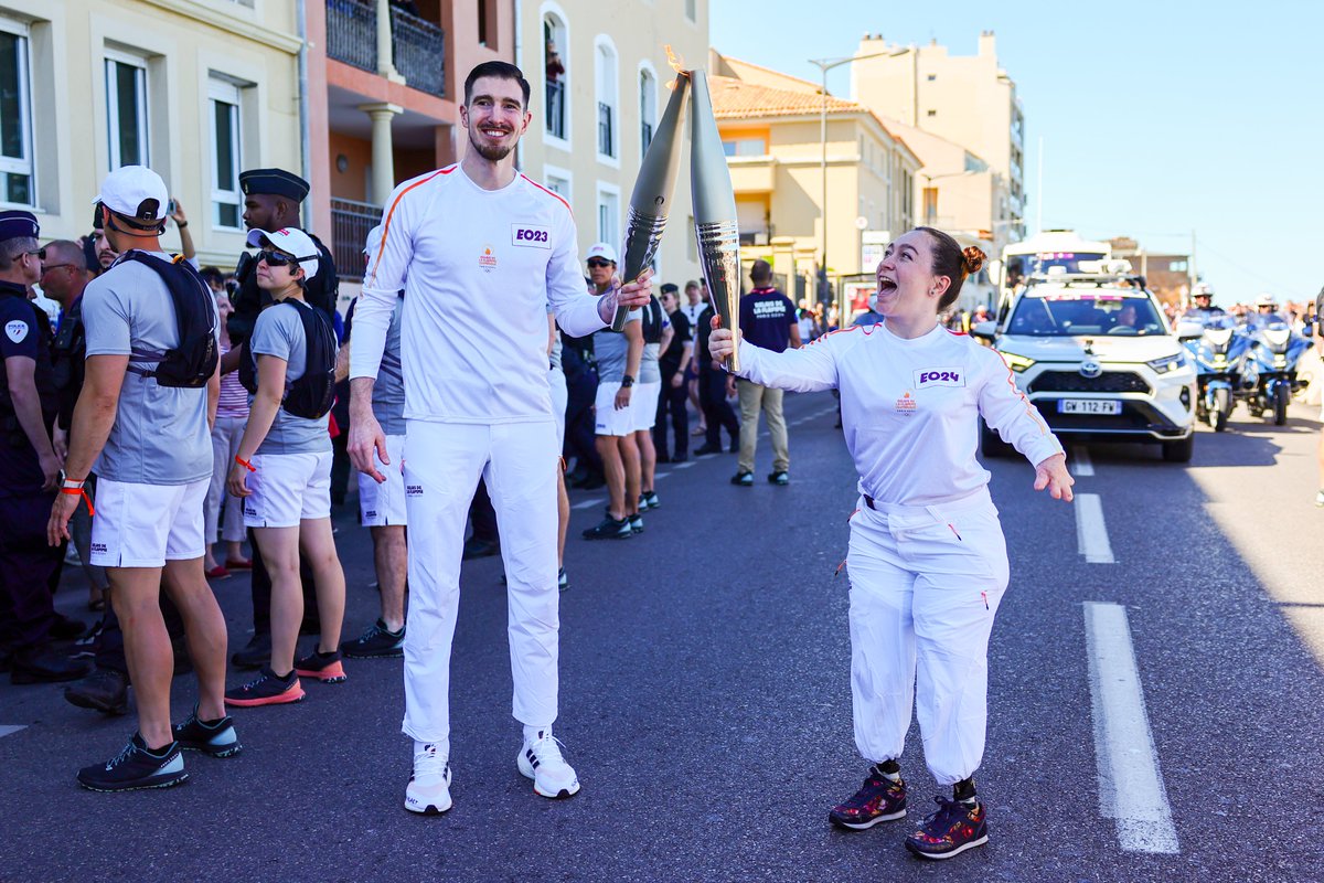 151 Eclaireurs dans tout Marseille, des stars de l’olympisme, des champions du sport français, des Marseillaises et des Marseillais engagés… et des sourires et un finish dingue, avec la légende Drogba 🤩 Le Relais de la Flamme de #Paris2024, c’est parti et c’est le 🔥