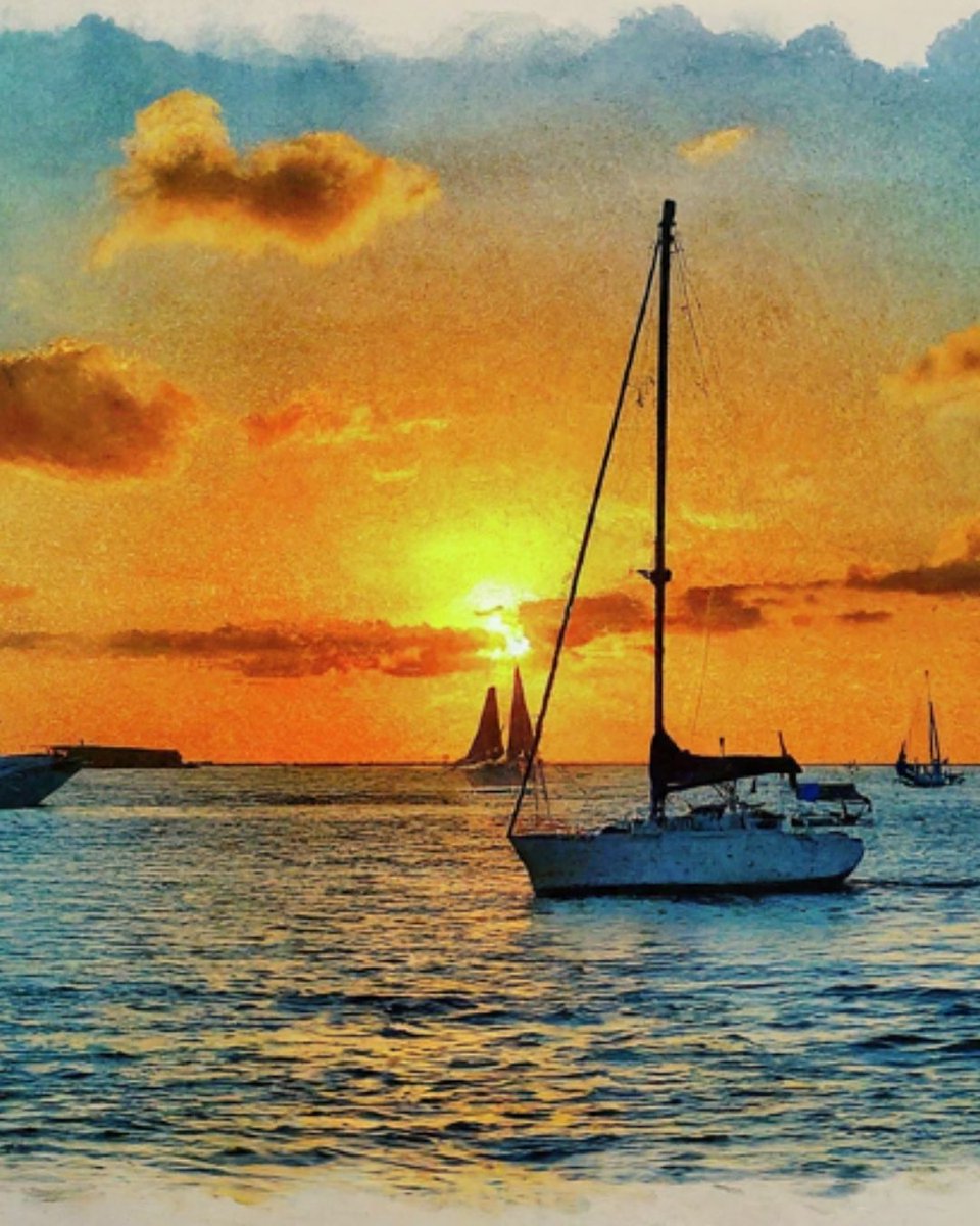 This view is always a work of art! 🌅 Explore everything Mallory Square has to offer! ⬇️ buff.ly/453GNCM