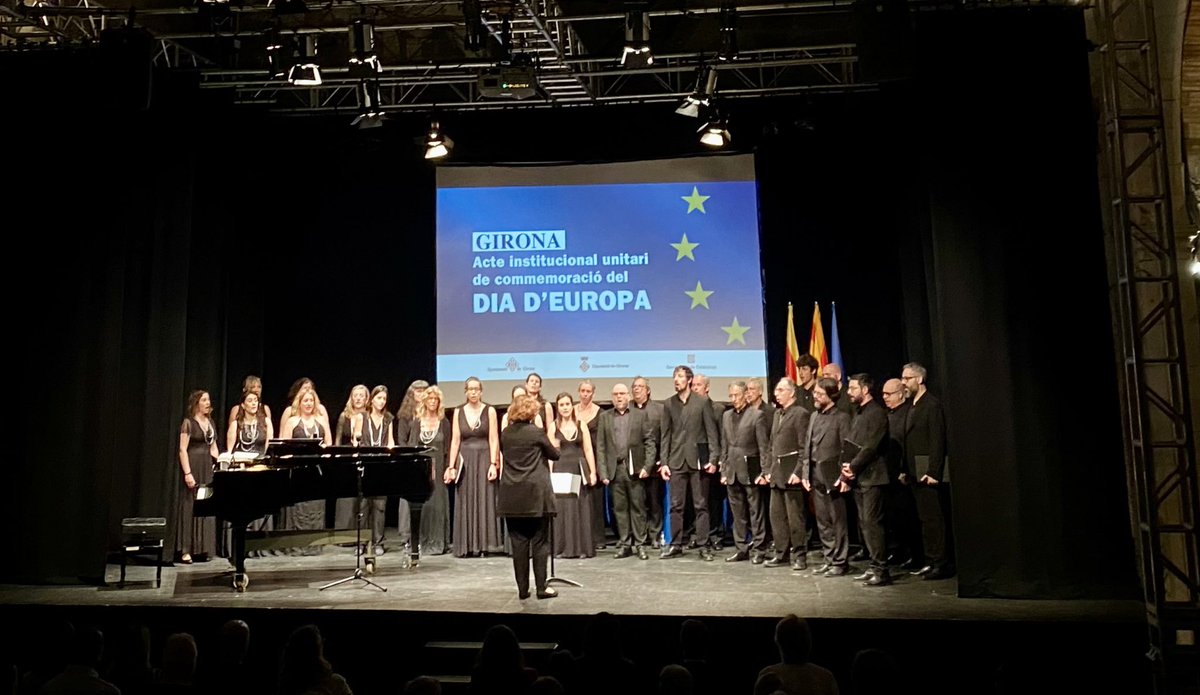 🇪🇺 Celebrem, conjuntament amb @Girona_Cat i @govgirona, el #DiadEuropa amb un acte institucional unitari a l'Auditori de @LaMerceGirona. 

🎙️Hi intervé la vicepresidenta 3a de la #DdGi, Maria Puig.

🎶Amb una actuació del Cor de Cambra del Conservatori de Música Isaac Albéniz.