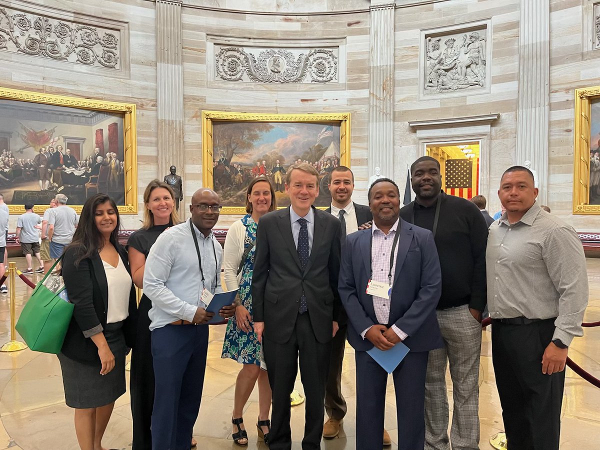 Today, I met with @chicagocred and @EmCollective to learn about their work to prevent gun violence. Then, I showed them all of my favorites around the Capitol.