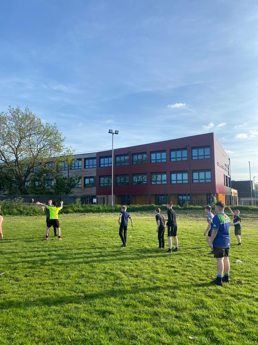 Great session for our boys and girls training tonight in the sun ☀️ Reminder that these sessions are FREE and run every Thursday from 6:30pm until 7:30pm. New players more than welcome 🏉👏