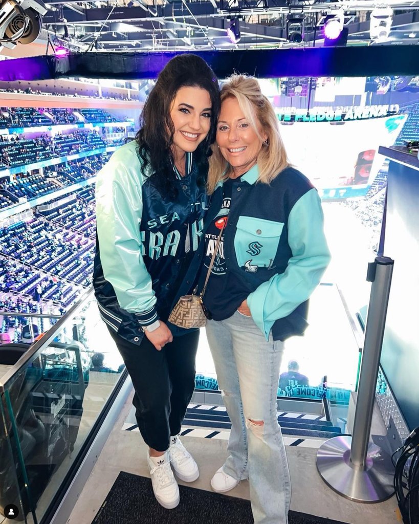 💓 Hearts melt when we spot mom in #WEARbyEA ⁠ ⁠ 🏆️ The award for the cutest mom and daughter @seattlekraken fans goes to @sumthinboutmary7 and @angelicasalem.⁠