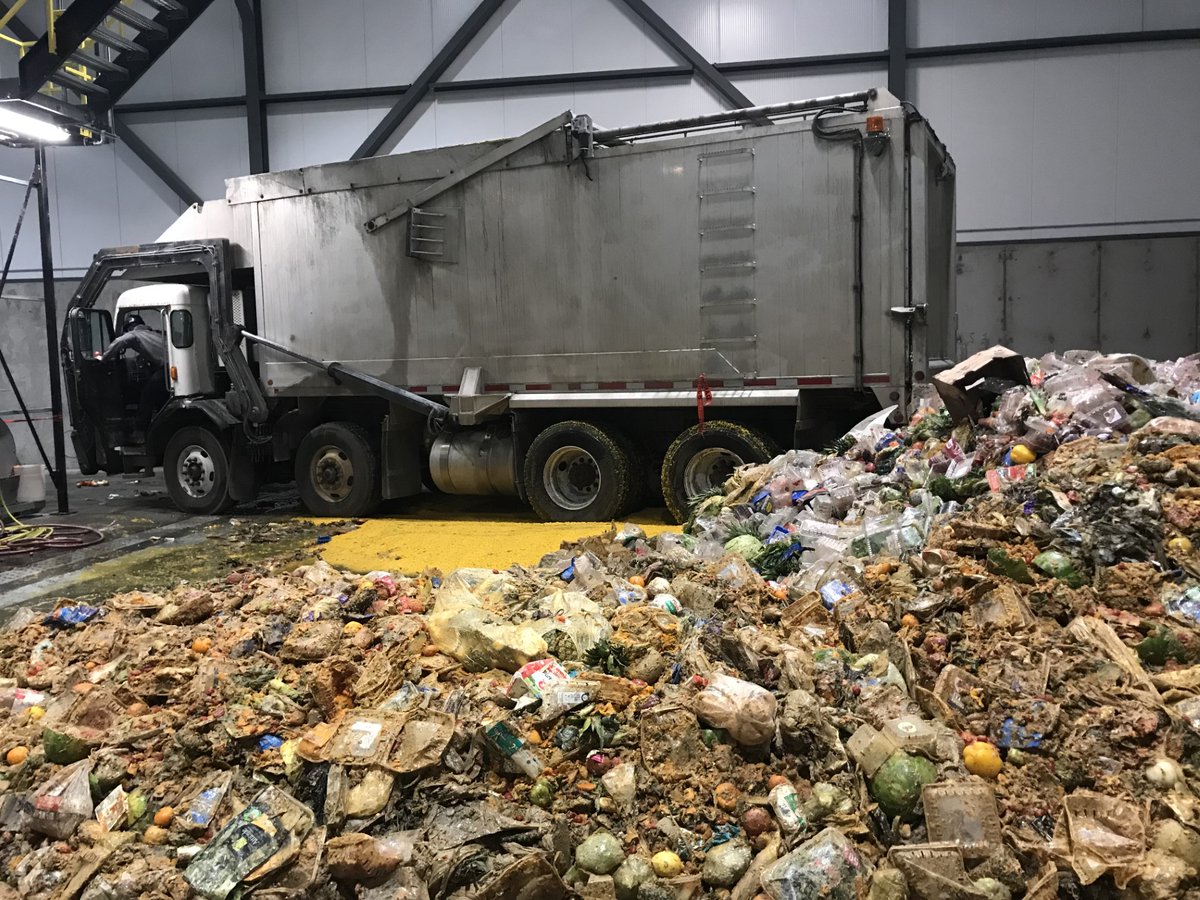 AAFC_Canada's tweet photo. Under our #AgriInnovate Program, Québec-based Entosystem takes composting to another level! Food waste is recycled and fed to larvae 🐛, which are then turned into fertilizer and feed for livestock. #CompostAwarenessWeek https://t.co/3rXCkAjBF4