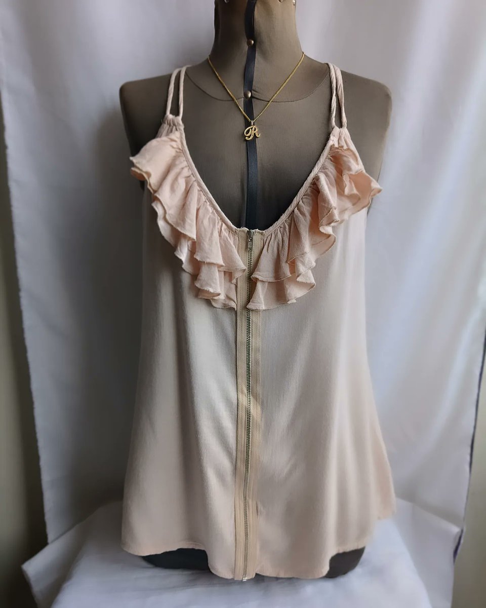ReinvencionRopa's tweet image. ✨Blusa de líneas verticales #Sybilla 
Talla L
S/. 7 💥

✨Top nude con bobos #ChartlotteRusse 
Talla M
S/. 7 💥

📨 ENVÍOS A TODO EL PERÚ 🇵🇪