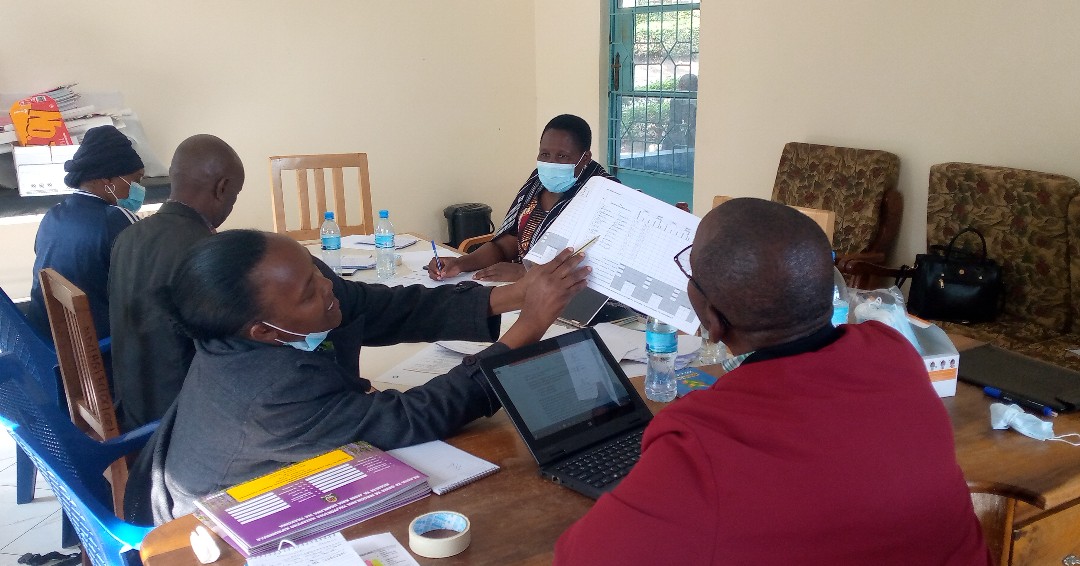 #ThrowbackThursday Isaac Njau leads a #BehaviorChange data analysis in Mfereji village, Monduli council, Tanzania. September 15, 2022. Photo Credit: Ua Kassim
#InclusiveDevelopment #EndNTDs