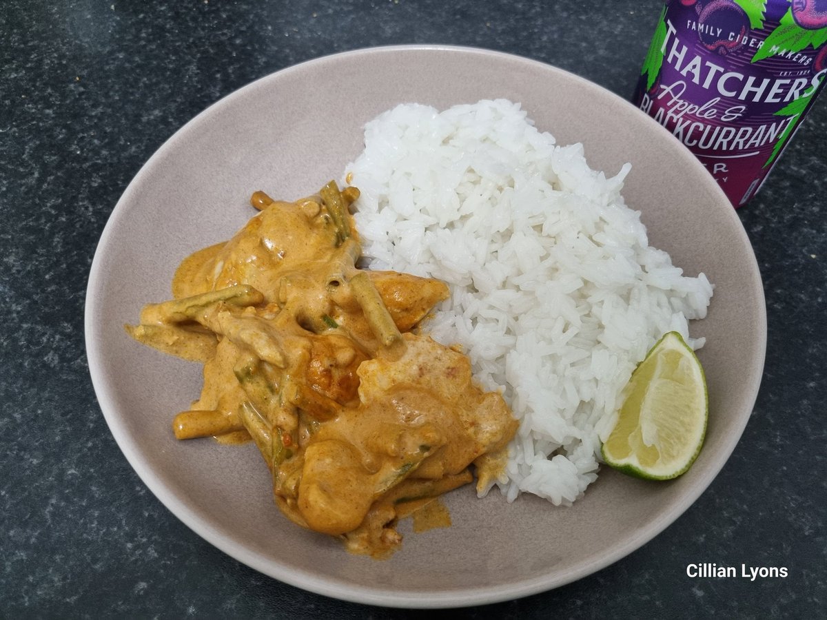 cillianslyons's tweet image. Tasty @HelloFreshUK Mild Indonesian Spiced Fragrant Chicken Curry with a refreshing complimentary Blackcurrant Cider 🍺
#IndonesianChickenCurry #HelloFreshSnaps #Cooking