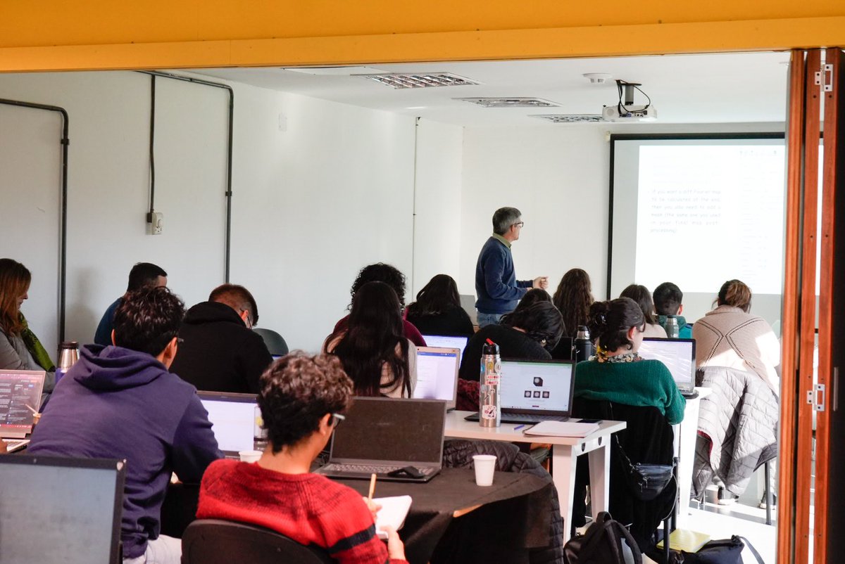 red_cebem's tweet photo. Day 4 of Single Particle Cryo-Electron Microscopy Course 🔬👇

✅ Fitting, building and model refinement with Alejandro Buschiazzo and @MaNataliaLisa 

#ImagingTheFuture #CryoEm #CEBEM https://t.co/DvX3ZUKKVt
