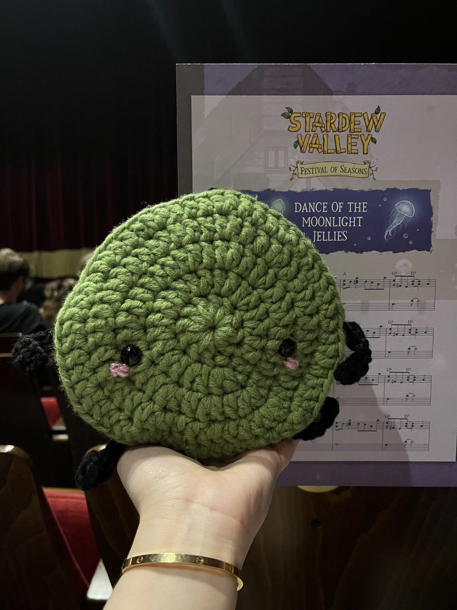 I tried my best to make something for the @StardewValleyFS in Milan 💖🧶 Hope everyone has a wonderful time tonight 🍎🌟