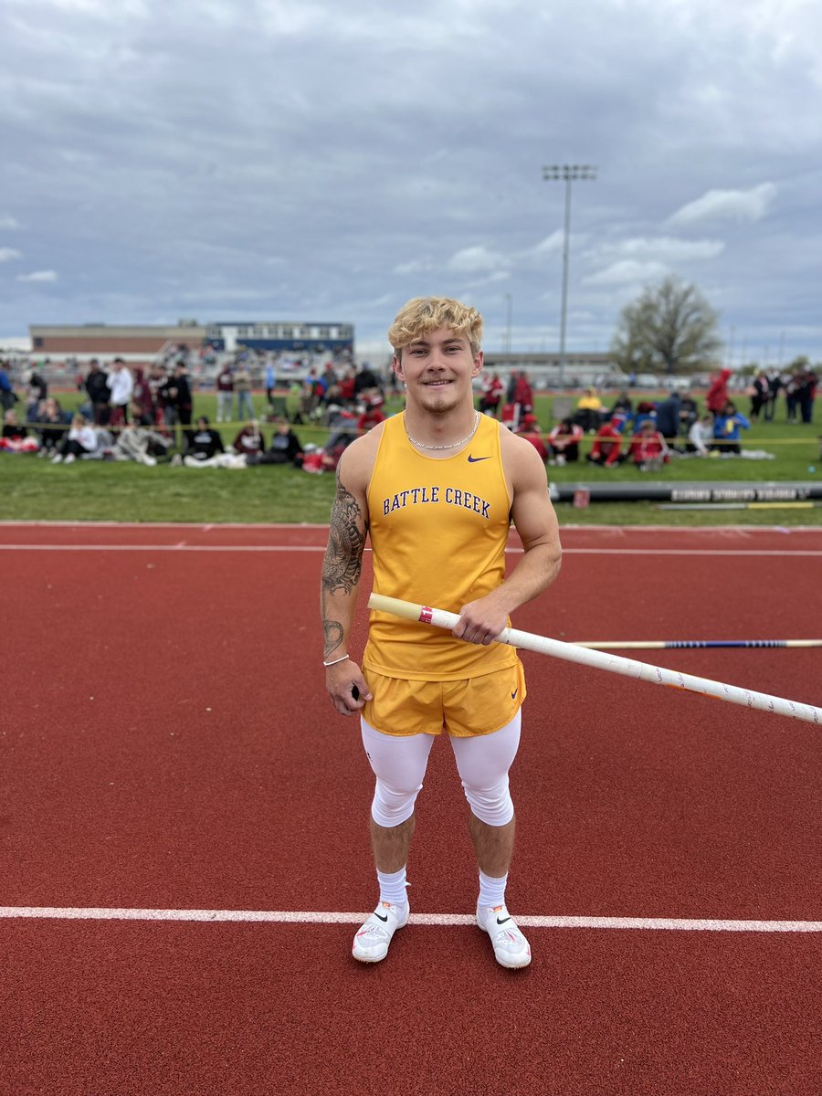 Brek Thompson qualifies for state in the pole vault after vaulting 12-06, and finishing as district runner-up 🥈