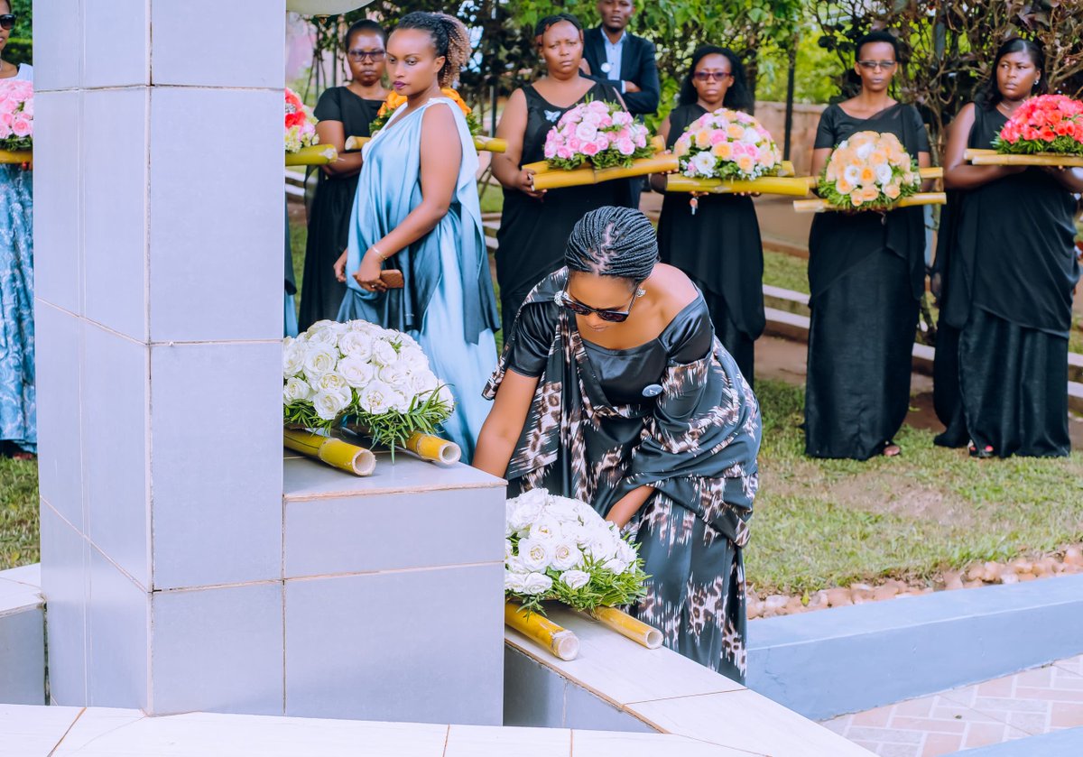 RwinkwavuO's tweet photo. Umuyobozi w'Ibitaro  yagarutse ku mateka yaranze ubuyobozi bubi,ariko ubu tukaba dufite ubuyobozi bwiza bwimakaje gahunda ya Ndi umunyarwanda. Yanibukije abari bitabiriye ko bafite inshingano zo kwigisha  urubyiruko amateka y'u Rwanda. @KayonzaDistrict @PIH_Rwanda @RwandaHealth https://t.co/365gYotsDx