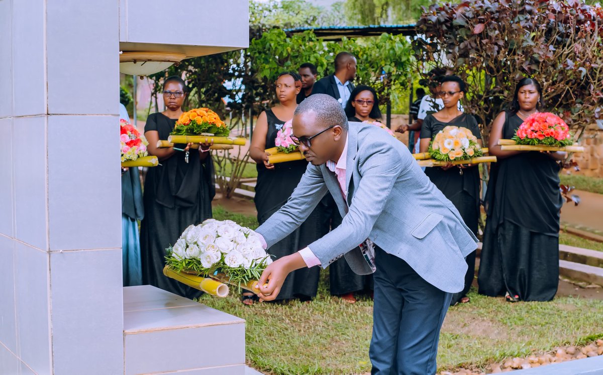 RwinkwavuO's tweet photo. Umuyobozi w'Ibitaro  yagarutse ku mateka yaranze ubuyobozi bubi,ariko ubu tukaba dufite ubuyobozi bwiza bwimakaje gahunda ya Ndi umunyarwanda. Yanibukije abari bitabiriye ko bafite inshingano zo kwigisha  urubyiruko amateka y'u Rwanda. @KayonzaDistrict @PIH_Rwanda @RwandaHealth https://t.co/365gYotsDx