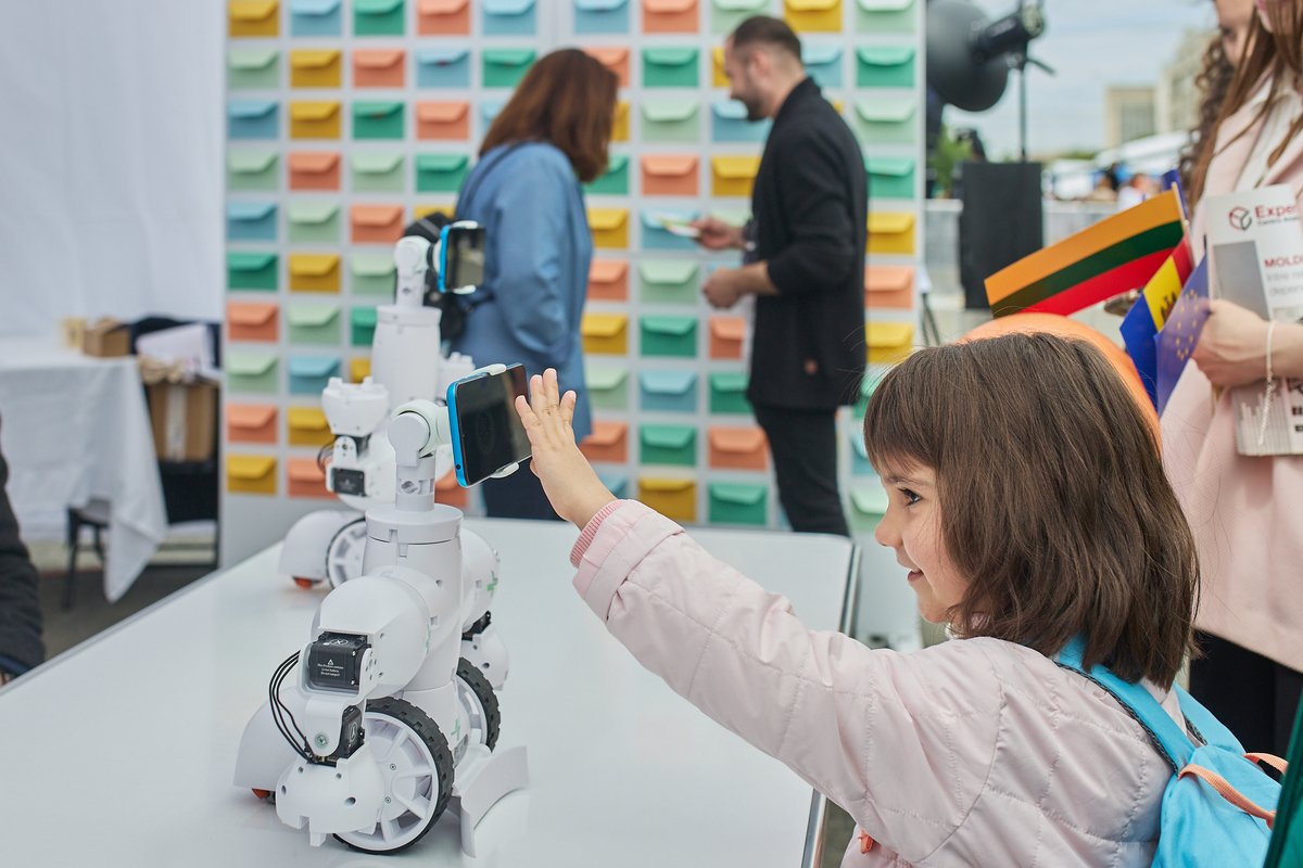 unwomenmoldova's tweet photo. 💫Inspiring #EuropeDay2024 at the #EVOLVE4GE stand! Quiz game, compiling & drawing creative messages, as well as Robo-Advocates for #GenderEquality captivated visitors and launched engaging dialogues on the importance of equal opportunities for women & men.
#YOUareEU
@EUinMoldova https://t.co/j0vMOzpXa5
