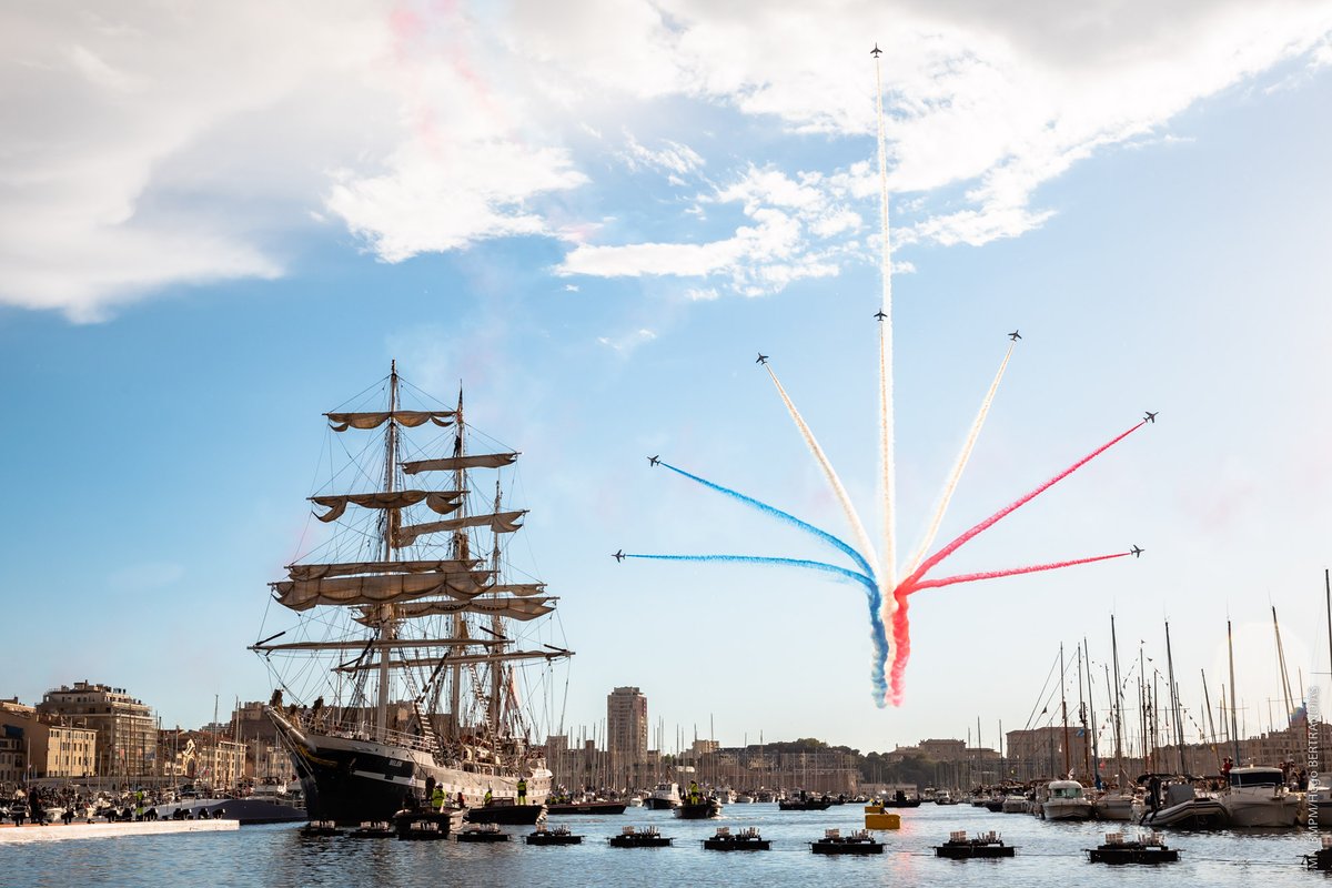 Plus de 2600 ans après les premiers colons grecs venus de Phocée, le trois-mats Belem en provenance du Port du Pirée est à son tour venu marquer l'histoire de Marseille avec à son bord la flamme olympique 🔥⚓