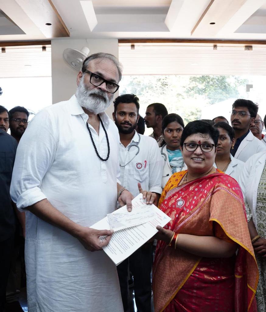 JanaSenaParty's tweet photo. జనసేన పార్టీకి రూ. 3 లక్షలు సహకారం అందజేసిన "కార్పొరేట్ లెక్చరర్స్ ఆర్చీవ్ ఫర్ సోషల్ సర్వీస్" - 
పార్టీ ప్రధాన కార్యదర్శి శ్రీ @NagaBabuOffl గారి చేతుల మీదుగా అందజేత https://t.co/AqZyk2sQoN