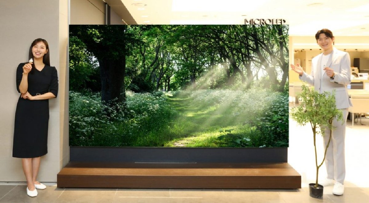 Samsung just launched a new 114 inch MicroLED TV in Korea priced at over $130,000 (wtf) It's so expensive that they actually throw in a free 85 inch TV worth $8000 and a free hotel stay worth $2200 with it 😂