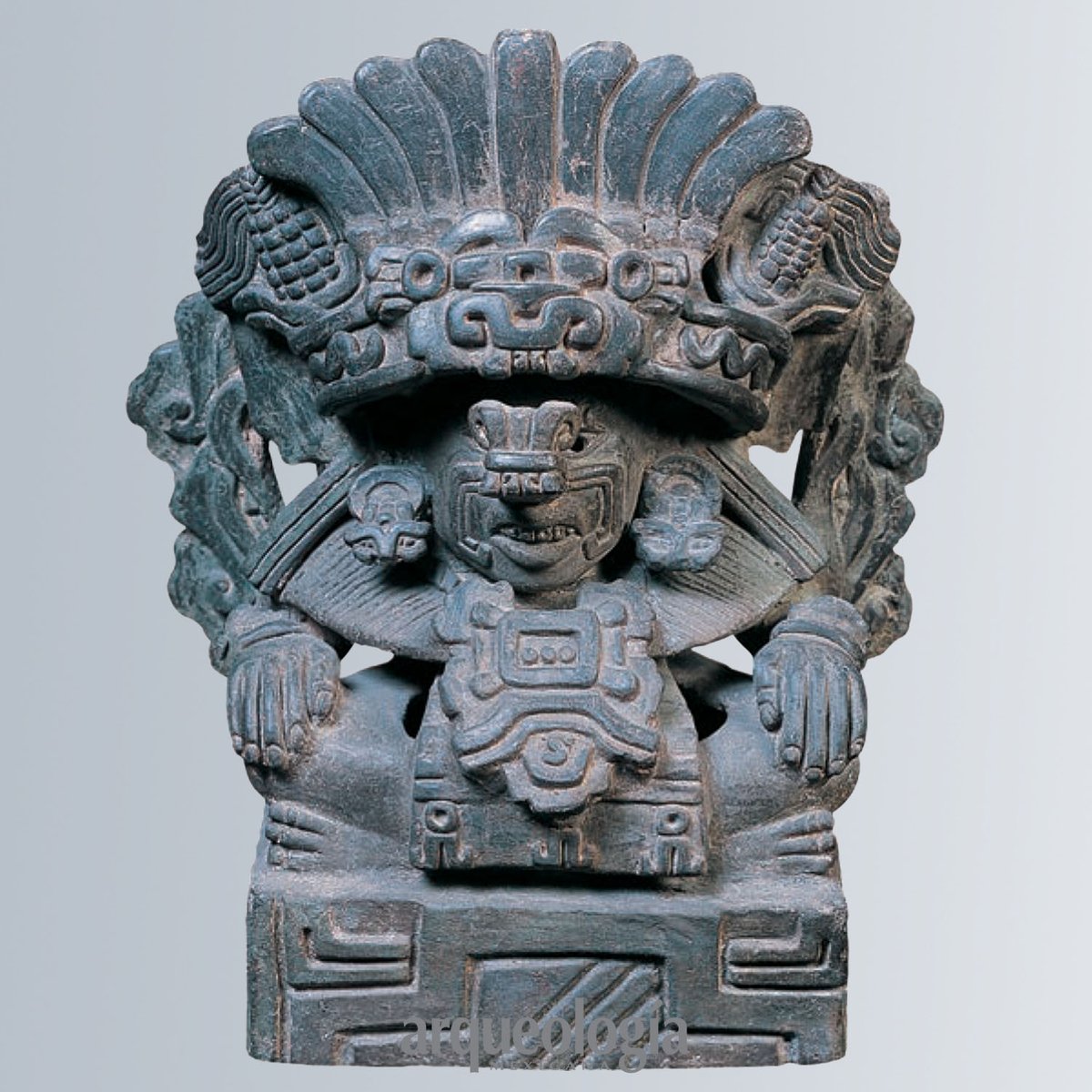 Cocijo,dios zapoteco de la lluvia y el rayo, en ocasiones llevaba anteojeras circulares, máscara bucal de serpiente y el glifo C en su tocado. En esta urna de los Valles Centrales de Oaxaca, el dios tiene mazorcas junto a las plumas del tocado y nubes en la banda del mismo.