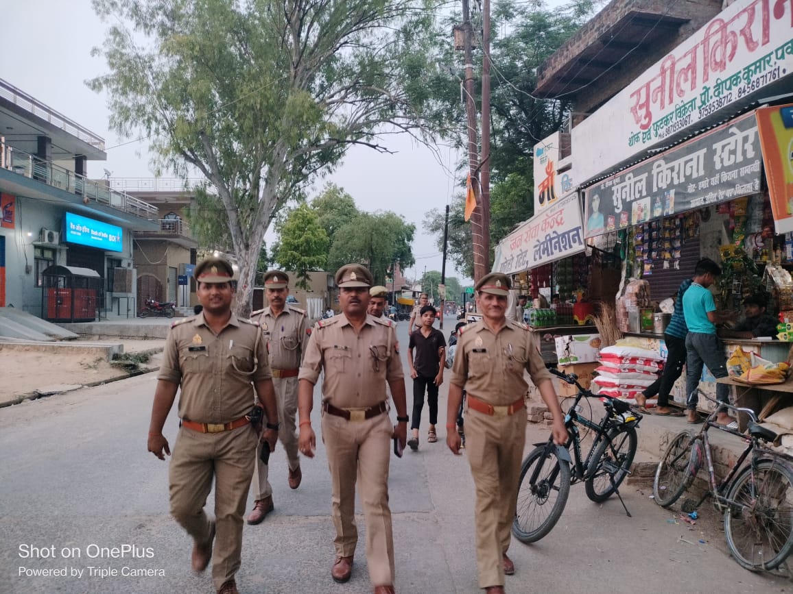 #SPMPI के निर्देशन में #MainpuriPolice द्वारा कानून व्यवस्था बनाये रखने हेतु समस्त थाना क्षेत्र के कस्बा, बाजारों, प्रमुख मार्गों/भीड़-भाड़ वाले स्थानों पर पैदल गस्त/चैकिंग करते हुए लोगों को सुरक्षा का एहसास दिलाया गया । #UPPolice