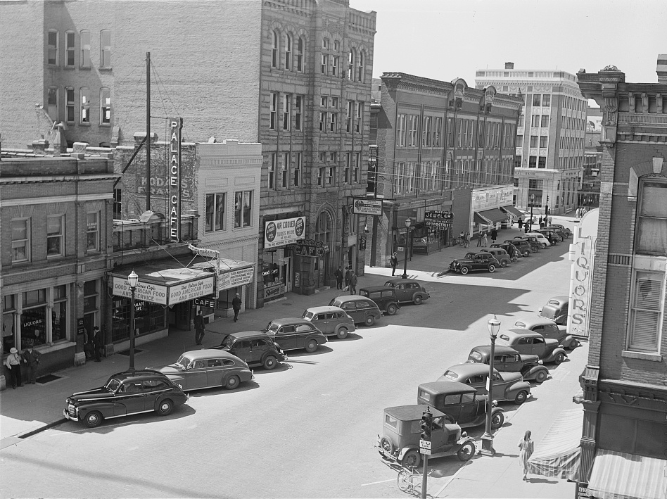 View into the Past—Downtown Grand Island, Nebraska in May 1942. Looking down N. Locust St toward the First National Bank building on the corner of W. 3rd St. 📷: John Vachon, Farm Security Administration Collection (Library of Congress)