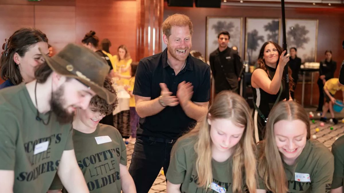 Prince Harry makes surprise charity visit during UK tour as military girl, 16, says he's 'amazing' mirror.co.uk/news/royals/br…