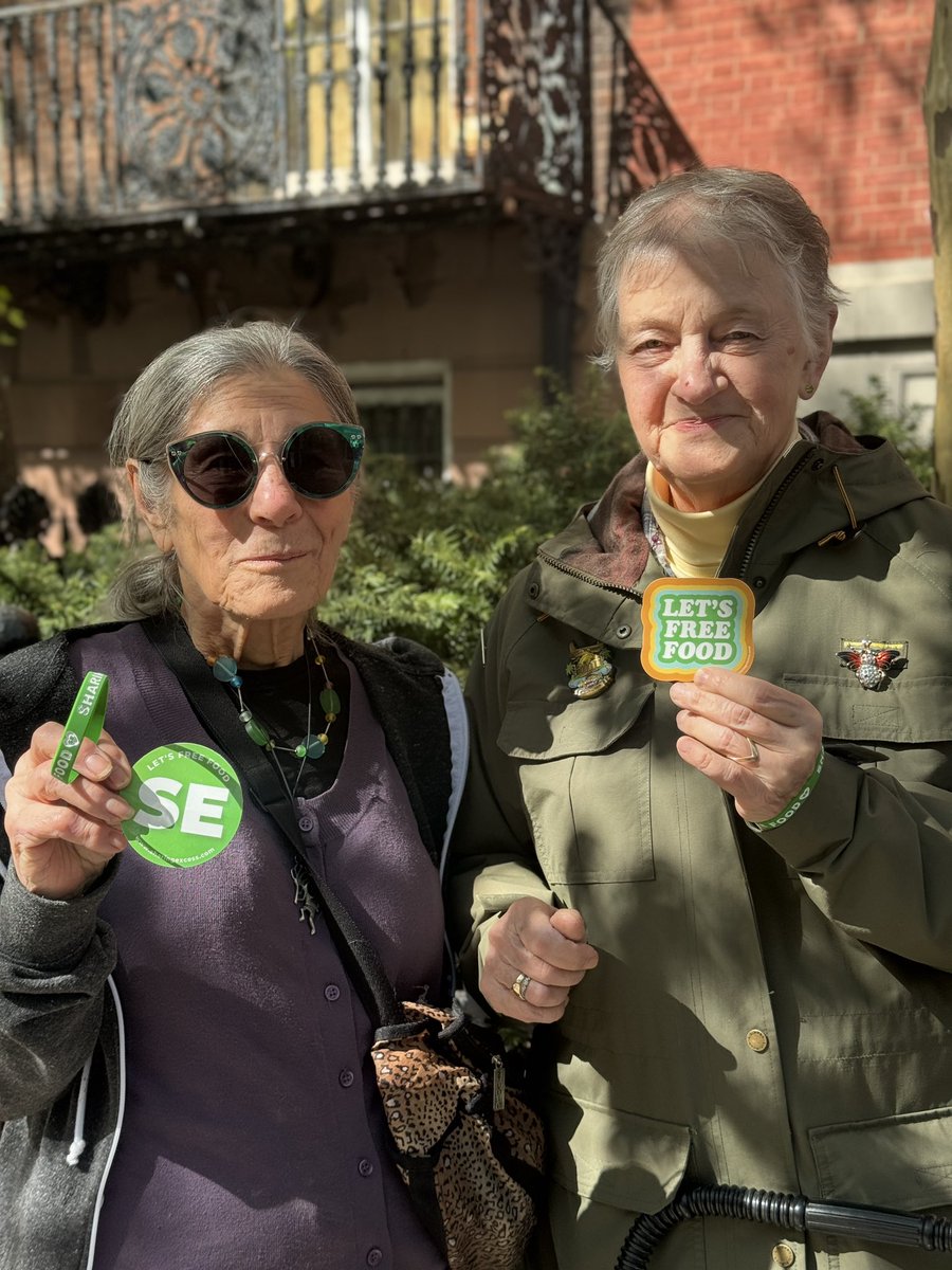 Greenwich_House's tweet photo. Thanks to @SharingExcess for distributing over 4,000 lbs of free fresh fruits and veggies to 500+ New Yorkers, including older adults members. 🌍🍎📸 

#sharingexcess #olderadults #greenwichhouse https://t.co/J4GrK3Ac2B
