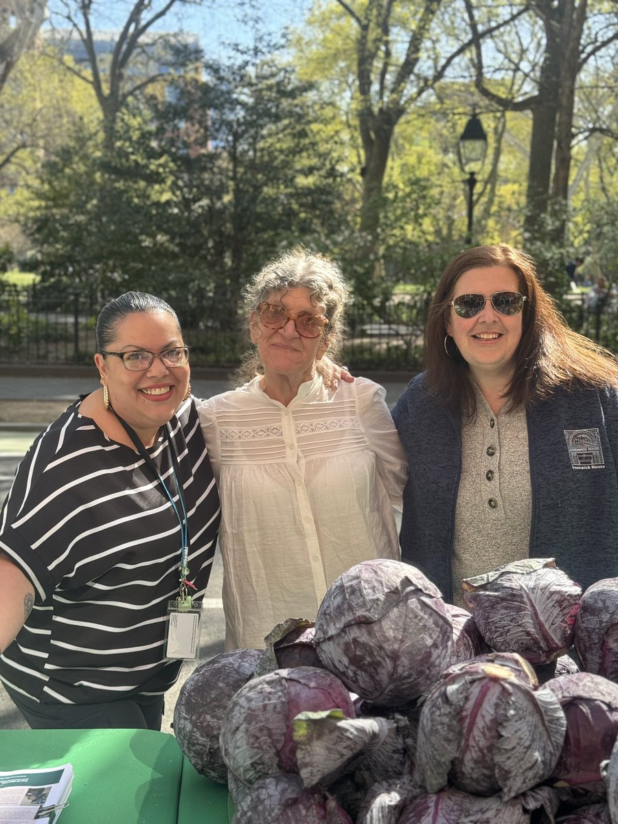 Greenwich_House's tweet photo. Thanks to @SharingExcess for distributing over 4,000 lbs of free fresh fruits and veggies to 500+ New Yorkers, including older adults members. 🌍🍎📸 

#sharingexcess #olderadults #greenwichhouse https://t.co/J4GrK3Ac2B