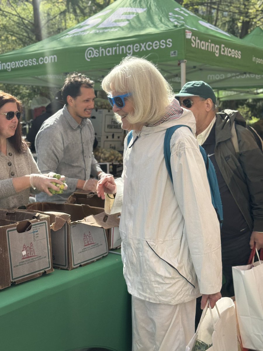 Greenwich_House's tweet photo. Thanks to @SharingExcess for distributing over 4,000 lbs of free fresh fruits and veggies to 500+ New Yorkers, including older adults members. 🌍🍎📸 

#sharingexcess #olderadults #greenwichhouse https://t.co/J4GrK3Ac2B