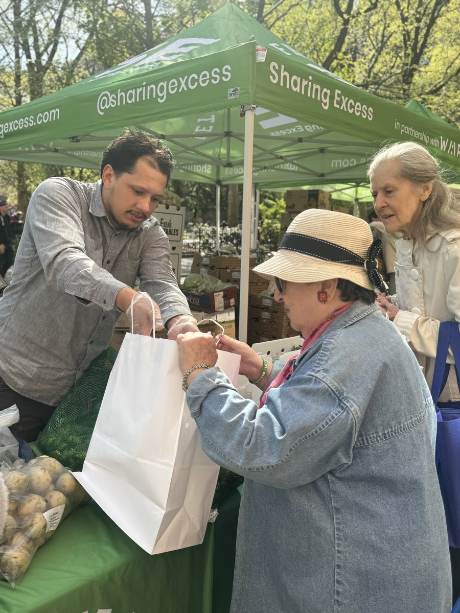 Thanks to @SharingExcess for distributing over 4,000 lbs of free fresh fruits and veggies to 500+ New Yorkers, including older adults members. 🌍🍎📸 #sharingexcess #olderadults #greenwichhouse