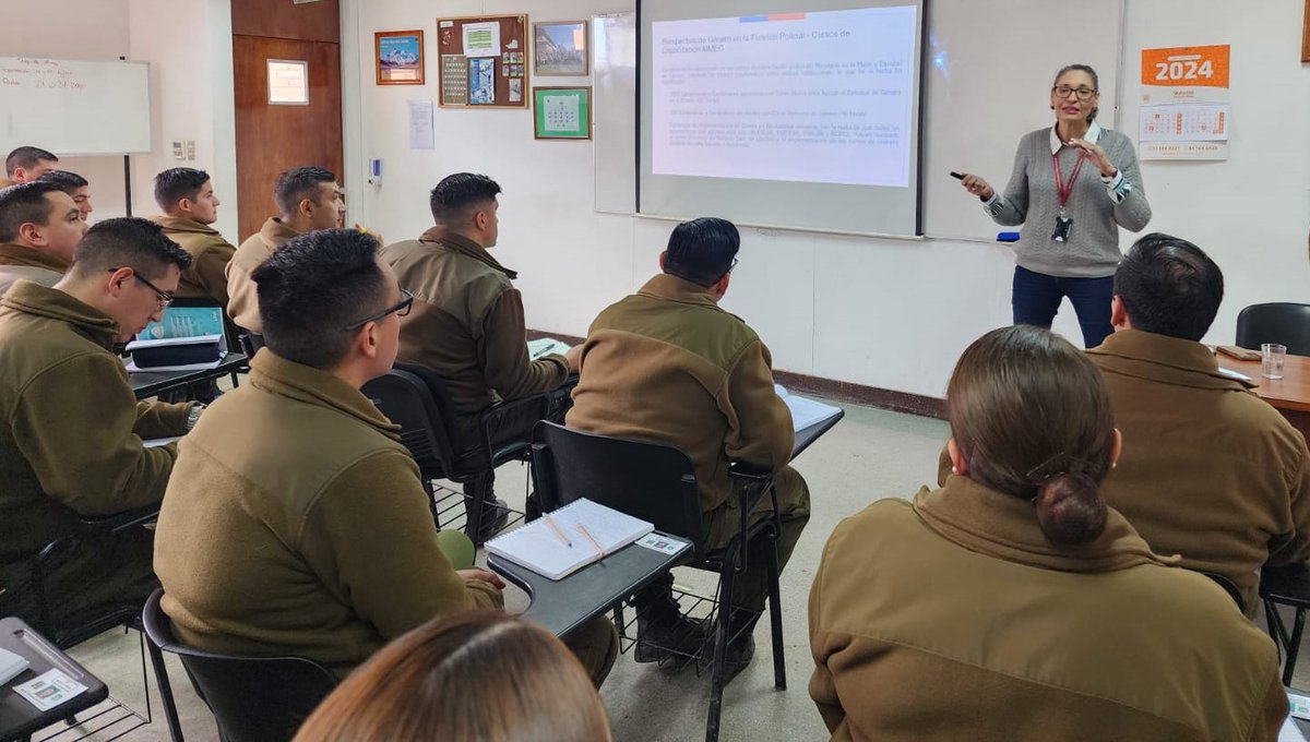 La integración de la perspectiva de género en el ámbito de la función policial, fue el tema escogido por el @MinMujeryEG para su destacada presentación a los alumnos del XX Curso de Instructores en DDHH Aplicables a la Función Policial #CarabinerosDeTodos