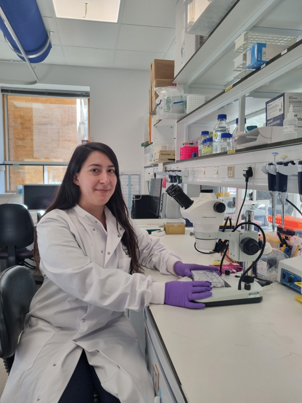 👉👩‍🔬Meet Kasandra Malasi, a @CRUKCamRadNet Senior Research Assistant at the @AntoranLab,@GurdonInstitute! Focused on exploring the immune system's interaction with oesophageal squamous cell carcinoma during radiotherapy. 🧪#RadNetResearcherThursdays