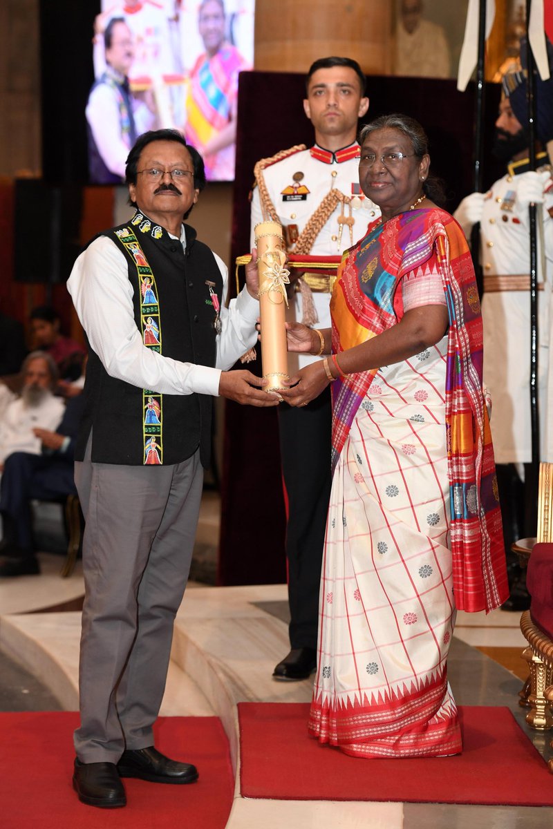 प्रख्यात ध्रुपद गायक पंडित राम कुमार मल्लिक जी आर टिकुली कला क चित्रकार श्री अशोक कुमार विश्वास जी #पद्मश्री सऽ सम्मनित भेलाह। 
मैथिल  समाज के आहा पर गर्व अइछ।

#जय_जानकी
#PadmaAwards2024
#PadmaBhushan 
#जय_मिथिला