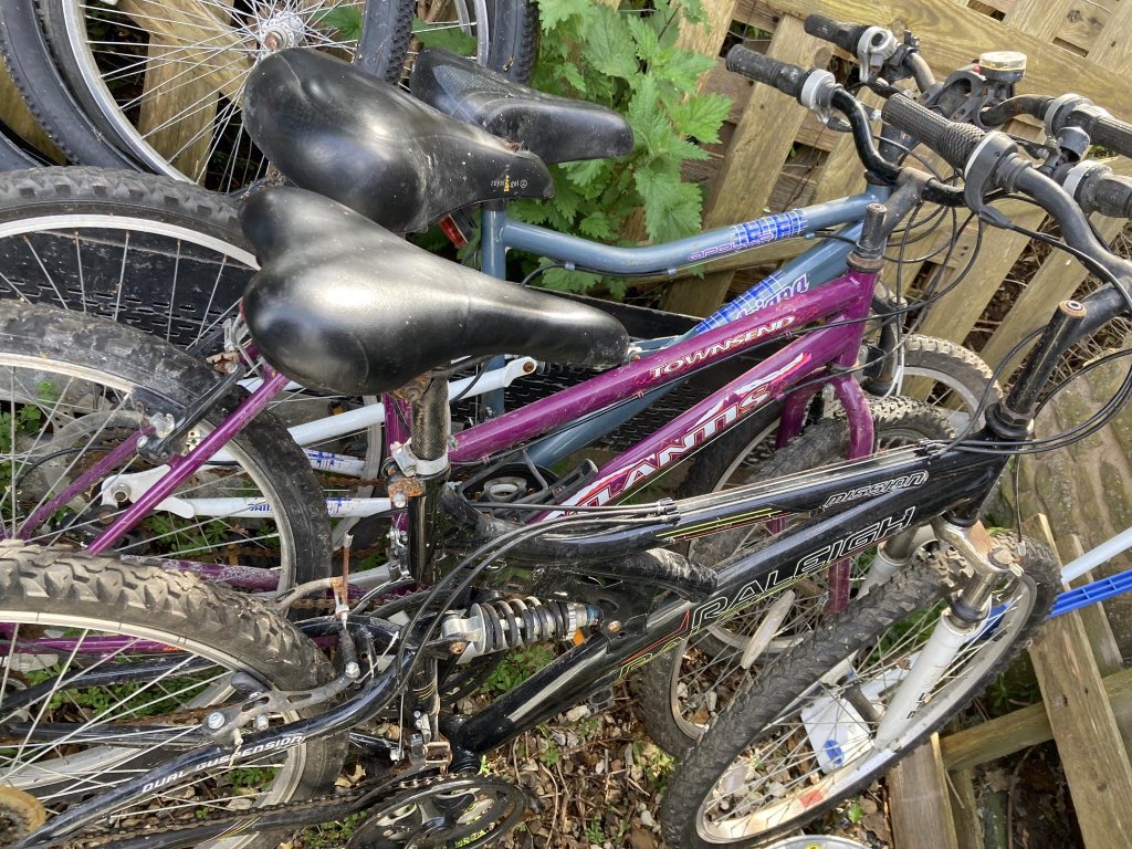 Thank you to @welshaudaxer for dropping another delivery of bikes collected in his local area. Thank you also to the family that donated them ❤️ #freebikes4kids #community #cycling #bmx #mtb #charity #giving #KindnessMatters #MentalHealthMatters #newport #recycle #free