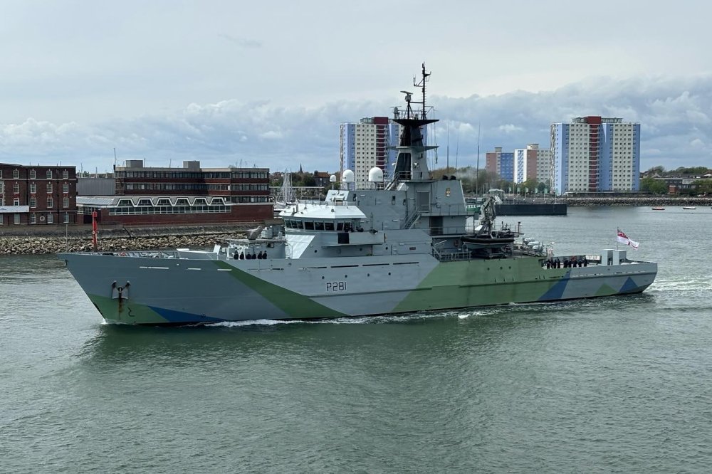 İngiliz Deniz Kuvvetleri Açık Deniz Karakol Gemisi HMS Tyne Portsmouth Limanından ayrılırken