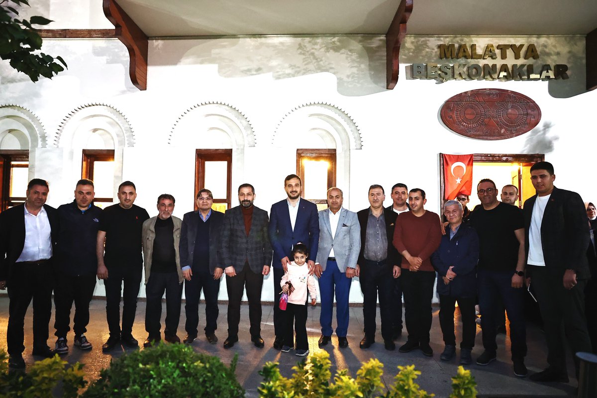 abdullahozdemir's tweet photo. Çok kıymetli yol ve dava arkadaşlarımızla bir araya gelerek, Bağcılar’ımıza dair fikir alışverişi yapmayı sürdürüyor, istişareye her daim önem veriyoruz. 

Rabbim birlik ve beraberliğimizi daim eylesin.

📍Güneşli Mahallesi
📍Mahmutbey Mahallesi https://t.co/tDRglA6nFb