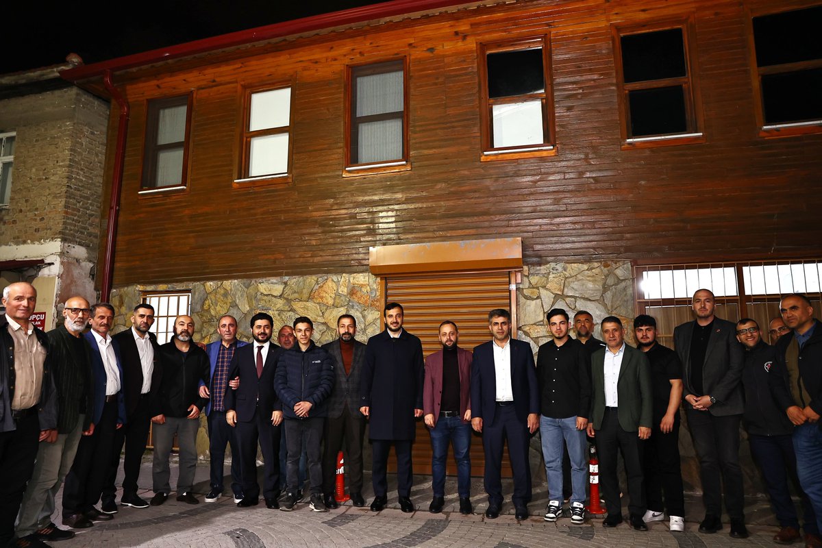 abdullahozdemir's tweet photo. Çok kıymetli yol ve dava arkadaşlarımızla bir araya gelerek, Bağcılar’ımıza dair fikir alışverişi yapmayı sürdürüyor, istişareye her daim önem veriyoruz. 

Rabbim birlik ve beraberliğimizi daim eylesin.

📍Güneşli Mahallesi
📍Mahmutbey Mahallesi https://t.co/tDRglA6nFb