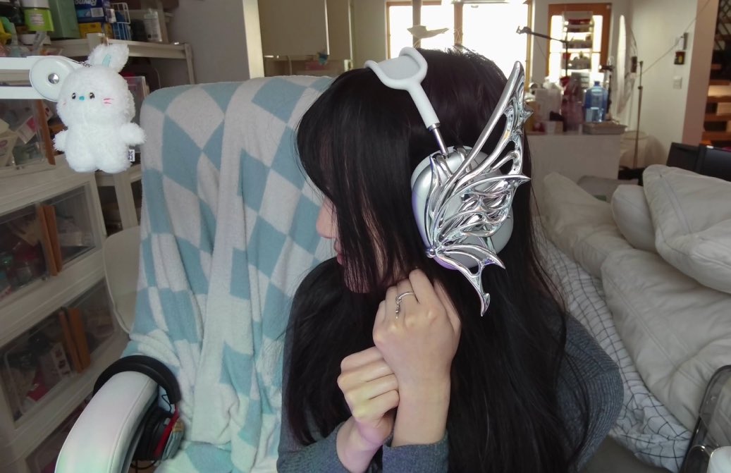 AriaSaki's tweet photo. My birthday present to myself finally came in the mail!! I LOVE 🩶 https://t.co/OSHktfvPSI