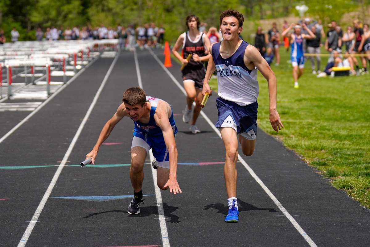 Rivarly schools Palmyra and Freeman give it their all at the finish of the 4x800 at JCC.   Unfortunately, Palmyra went down just before the finish line to finish 4th while Freeman grabbed 3rd.  

Districts hit different.

Photo: Nerdka