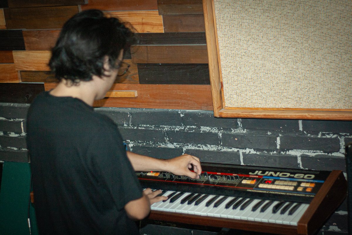 Cherlattes's tweet photo. Omg un Juno 60 😮‍💨
#recording #Cusica https://t.co/zbVnexvd0N