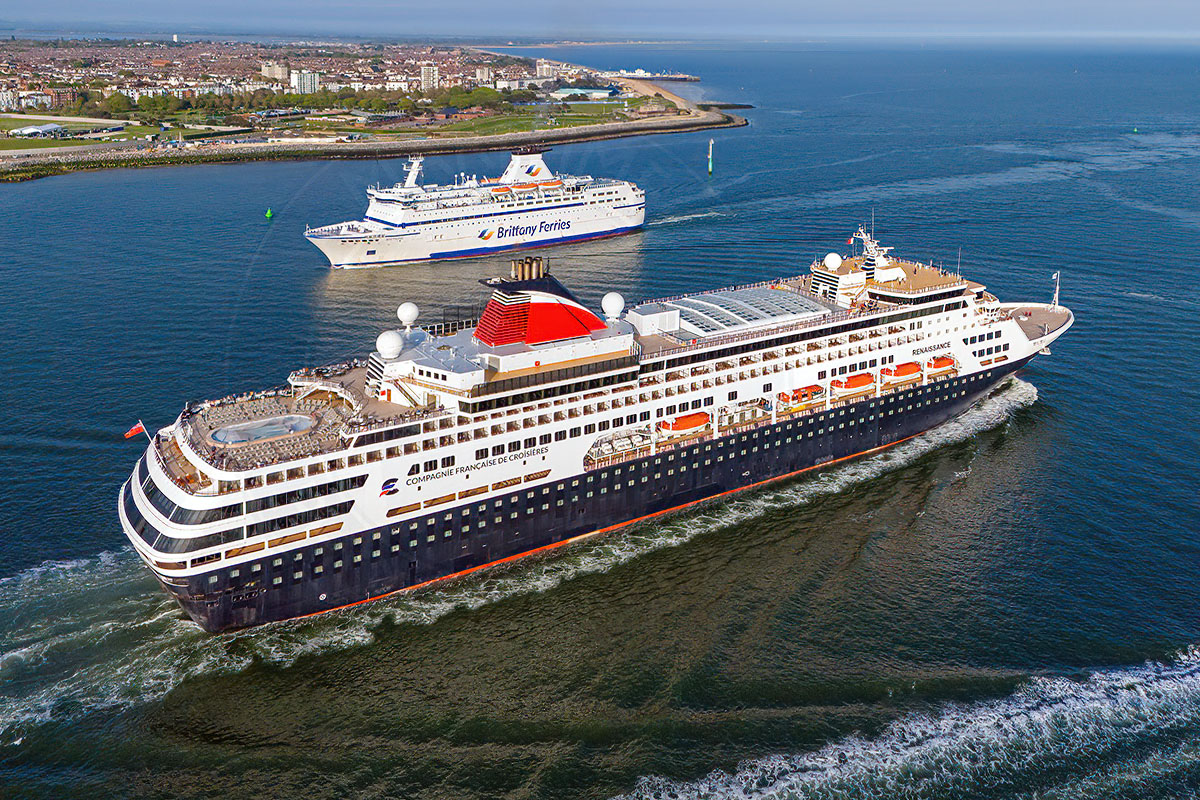 Au revoir! Renaissance (CFC Cruises)🇫🇷departing @PortsmouthPort @SMSTowage  #cruisenews #Portsmouth