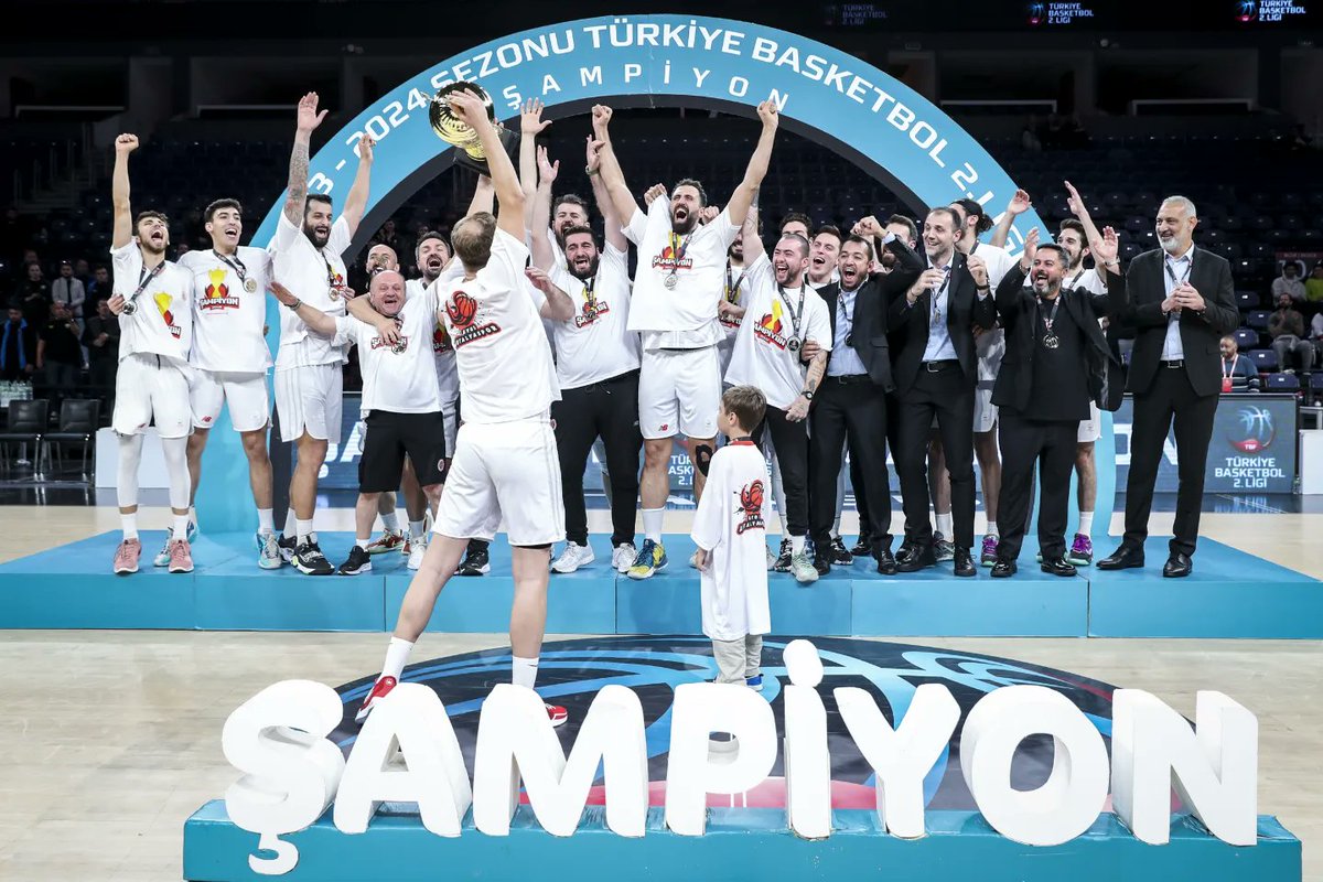 TBF's tweet photo. 👏 Türkiye Basketbol 2. Ligi şampiyonu olarak Türkiye Sigorta Türkiye Basketbol Ligi'ne yükselen Ayos Spor'u tebrik ederiz.

🏆 Ayos Spor'a kupa ve madalyalarını Türkiye Basketbol Federasyonu Yönetim Kurulu Üyesi Alper Arıkoğlu verdi. https://t.co/BiQu6OFSb8