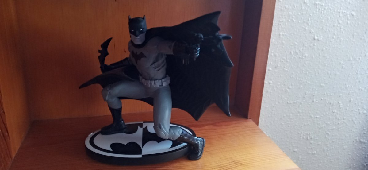 😊🦇🎃🖤My super awesome Batman statue.