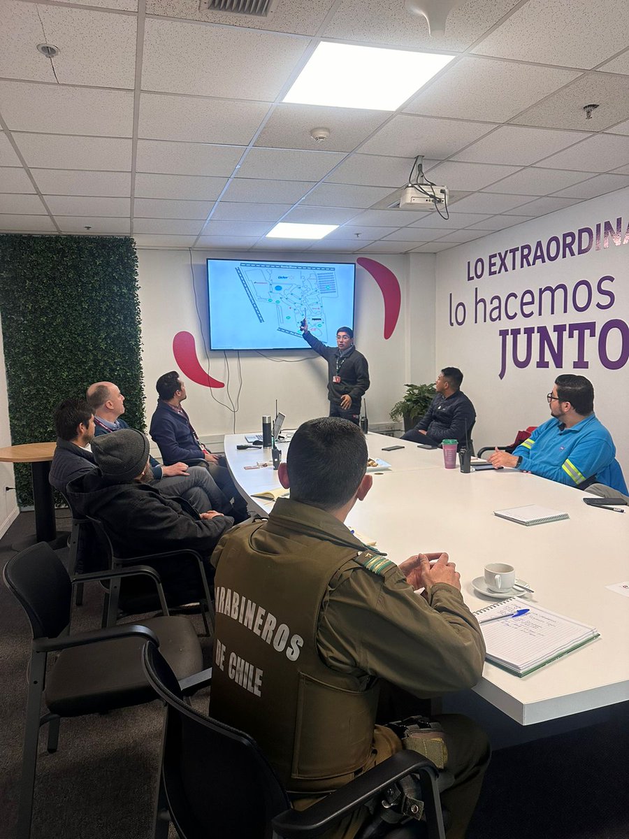 #Huechuraba:@CarabMicc de la 54ª. Comisaría, participa en mesa de trabajo junto a Gerencia del Mall Plaza Norte, Bomberos y Municipio, con el fin de coordinar 'Simulacros de Emergencias durante el presente año.#LaPrevencionEsNuestraEsencia