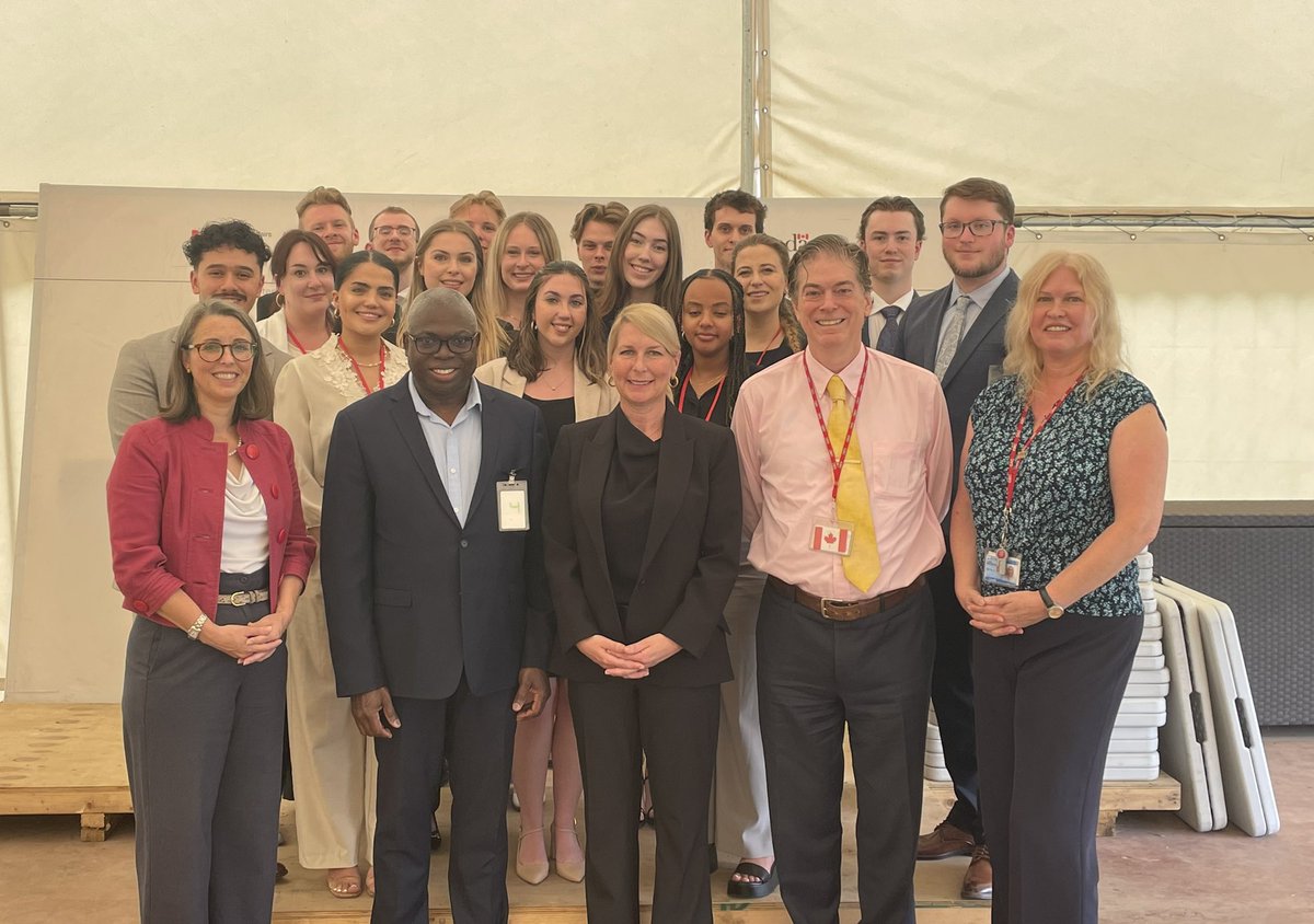 Delighted to have @KingsAtCollege students visit the Embassy to exchange about 🇨🇦 diplomacy in Africa and hear about their research interests. The future is bright. 🎓📖