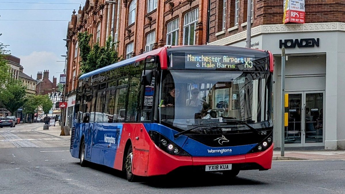 MMC through the town 🤩

@WarringtonBuses 212 - KX18 KUA in #Altrincham this afternoon working a X5 service heading to #ManchesterAirport.