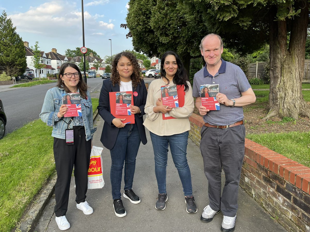 A lovely evening spent on the #LabourDoorstep Thank you to everyone who joined us today 🌹